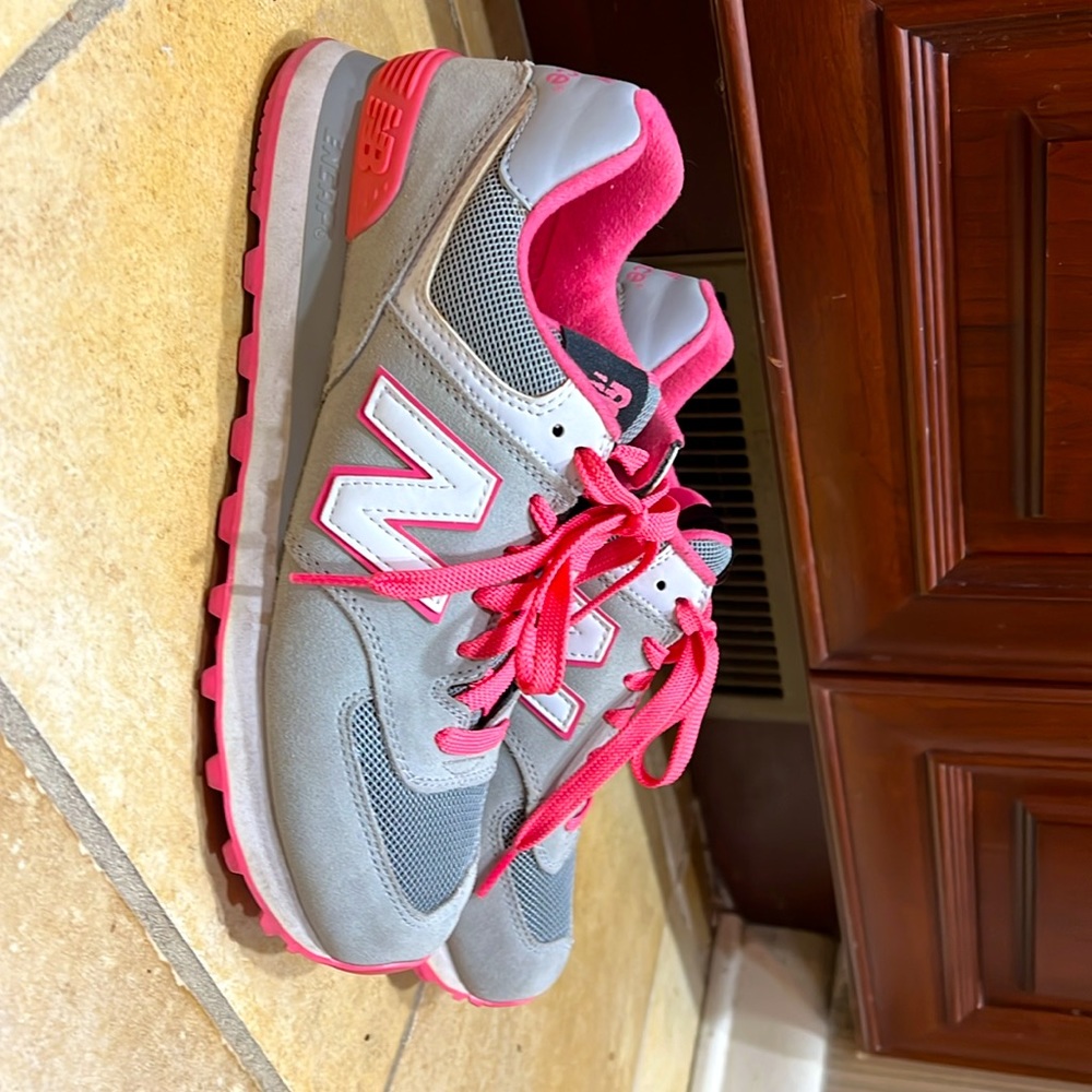 New Balance Grey & Coral Pink 8.5 sneakers!